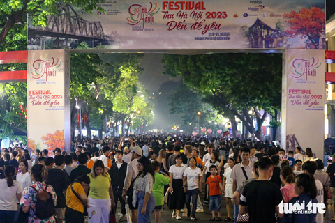Tại hồ Hoàn Kiếm (quận Hoàn Kiếm, Hà Nội) lúc 21h30, hàng nghìn người đổ về đây để đón Trung thu khiến khu vực này trở nên quá tải - Ảnh: HÀ QUÂN Tại hồ Hoàn Kiếm (quận Hoàn Kiếm, Hà Nội) lúc 21h30, hàng nghìn người đổ về đây đón Trung thu khiến khu vực này trở nên quá tải - Ảnh: HÀ QUÂN