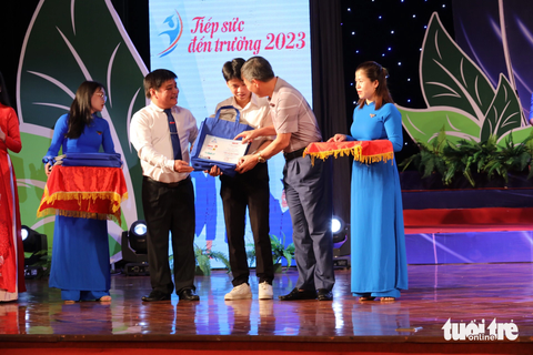 Ông Nguyễn Đăng Quang, Chủ tịch HĐND Quảng Trị và ông Lê Thế Chữ, Tổng biên tập báo Tuổi Trẻ trao học bổng cho tân sinh viên - Ảnh: HOÀNG TÁO Ông Nguyễn Đăng Quang, Chủ tịch HĐND Quảng Trị và ông Lê Thế Chữ, Tổng biên tập báo Tuổi Trẻ trao học bổng cho tân sinh viên - Ảnh: HOÀNG TÁO