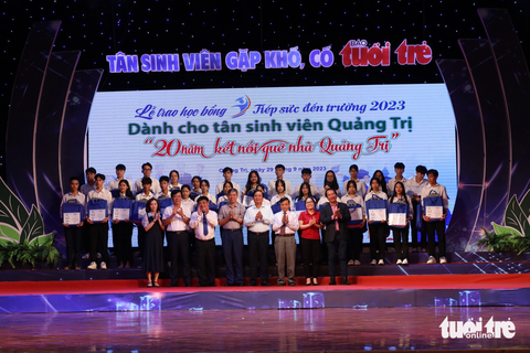 Tiếp sức đến trường: 20 mùa vượt khó cùng tân sinh viên Quảng Trị - Ảnh 18. Quảng Trị là điểm trao đầu tiên trong chương trình học bổng Tiếp sức đến trường năm 2023 - Ảnh: HOÀNG TÁO