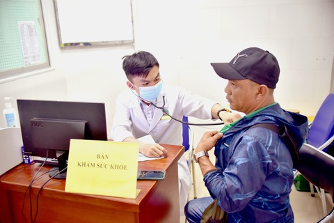 Khám sức khỏe định kỳ người lái xe máy? - Ảnh 1. Bác sĩ Trần Xuân An khám sức khỏe cho người bổ túc hồ sơ cấp giấy phép lái xe tại Bệnh viện Lê Văn Thịnh, TP Thủ Đức, TP.HCM - Ảnh: T.T.D.
