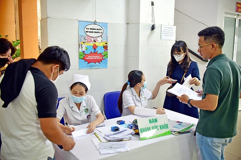 Khám sức khỏe định kỳ người lái xe máy? - Ảnh 2. Đăng ký khám sức khỏe cho người bổ túc hồ sơ cấp giấy phép lái xe tại Bệnh viện Lê Văn Thịnh, TP Thủ Đức, TP.HCM - Ảnh: T.T.D.