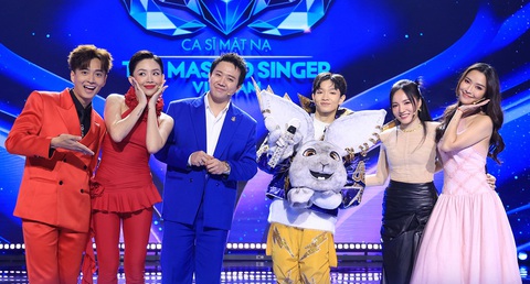 Hoàng Dũng cùng MC Ngô Kiến Huy và ban cố vấn - Ảnh: BTC Hoàng Dũng cùng MC Ngô Kiến Huy và ban cố vấn Ca sĩ mặt nạ - Ảnh: BTC