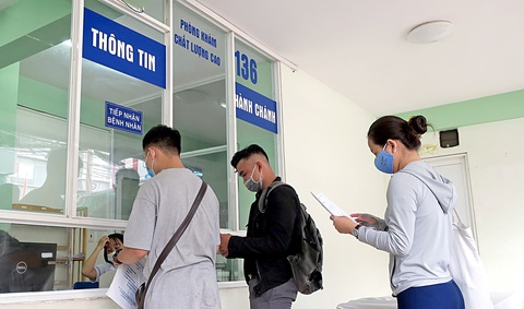 Khám sức khỏe định kỳ người lái xe máy: Thêm phiền hà và lãng phí - Ảnh 1. Người xin cấp giấy phép lái xe, lái tàu thủy đăng ký khám sức khỏe tại Bệnh viện Giao thông vận tải ở TP.HCM - Ảnh: T.T.D.