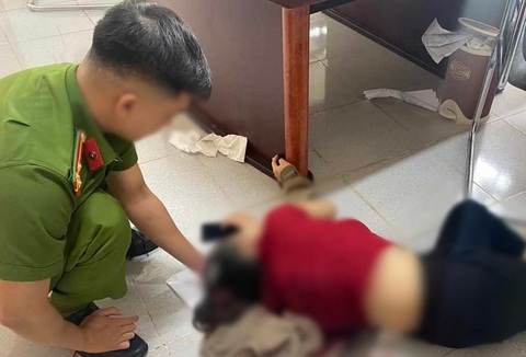 Đến tòa hòa giải vụ ly hôn, chồng bất ngờ rút dao đâm vợ - Ảnh 1. Chị L. bị chồng đâm bị thương ngay tại tòa phải nhập viện cấp cứu - Ảnh: H.A.