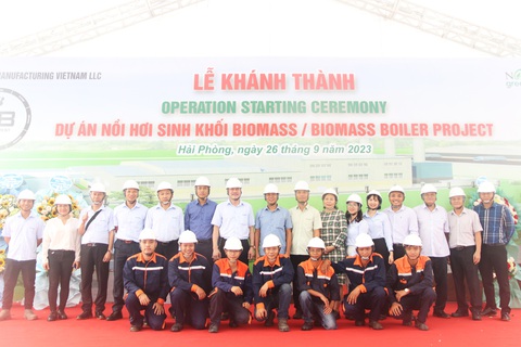 Ban lãnh đạo cùng đội ngũ kỹ sư, công nhân tham gia vận hành nhà máy sản xuất hơi nước bão hòa sử dụng nhiên liệu sinh khối của Công ty Cổ phần đầu tư sản xuất Năng Lượng Xanh - Ảnh: TIẾN THẮNG Ban lãnh đạo cùng đội ngũ kỹ sư, công nhân tham gia vận hành nhà máy sản xuất hơi nước bão hòa sử dụng nhiên liệu sinh khối của Công ty cổ phần đầu tư sản xuất Năng Lượng Xanh - Ảnh: TIẾN THẮNG