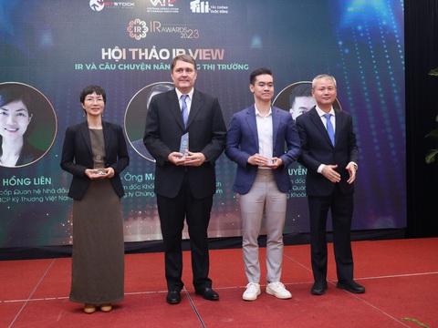 Nhiều ngân hàng được đánh giá cao về quan hệ với nhà đầu tư - Ảnh 1. Top 3 Large Cap có hoạt động IR được Định chế tài chính đánh giá cao nhất 2023 - Ảnh: M.T