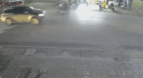 Nỗi đau của người mẹ mất con trong vụ tai nạn đêm Trung Thu làm 3 người chết - Ảnh 1. Vụ tai nạn làm 3 người chết được camera an ninh ghi lại - Ảnh: Công an cung cấp