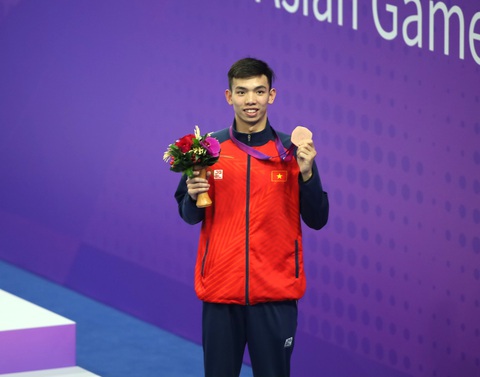 Huy Hoàng chia sẻ cách vượt qua áp lực - Ảnh 2. Huy Hoàng trên bục nhận HCĐ 400m tự do đầy bất ngờ tối 29-9 - Ảnh: QUÝ LƯỢNG