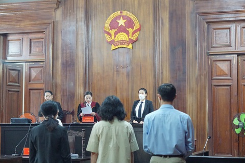 Các bị cáo tại ngoại có mặt tại tòa sáng 29-9 - Ảnh: TUYẾT MAI Các bị cáo tại ngoại có mặt tại tòa sáng 29-9 - Ảnh: TUYẾT MAI