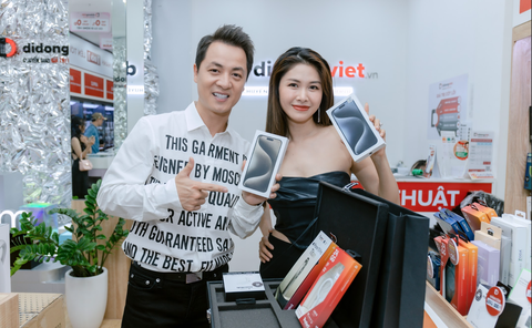 Những người nổi tiếng đầu tiên sở hữu iPhone 15 tại hệ thống Di Động Việt - Ảnh: ĐỨC THIỆN Những người nổi tiếng đầu tiên sở hữu iPhone 15 tại hệ thống Di Động Việt - Ảnh: ĐỨC THIỆN