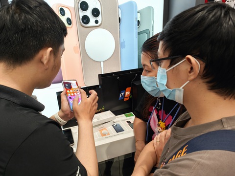 Nhân viên FPT Shop hướng dẫn sử dụng cho khách sở hữu iPhone 15 - Ảnh: ĐỨC THIỆN Nhân viên bán hàng hướng dẫn khách sử dụng iPhone 15 - Ảnh: ĐỨC THIỆN
