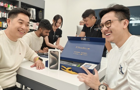 Khách hàng vui vẻ khoe iPhone 15 cùng quà tặng tại cửa hàng FPT Shop ngay sau thời điểm mở bán - Ảnh: ĐỨC THIỆN Khách hàng vui vẻ khoe iPhone 15 cùng quà tặng tại cửa hàng FPT Shop ngay sau thời điểm mở bán - Ảnh: ĐỨC THIỆN