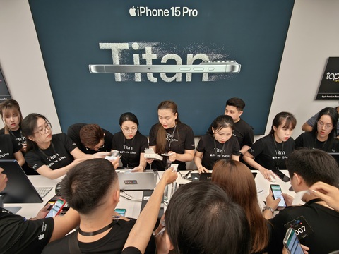 Nhân viên TopZone 'chạy hết công suất' thanh toán và xuất iPhone 15 giao cho khách - Ảnh: ĐỨC THIỆN Nhân viên TopZone 'chạy hết công suất' thanh toán và xuất iPhone 15 giao cho khách - Ảnh: ĐỨC THIỆN