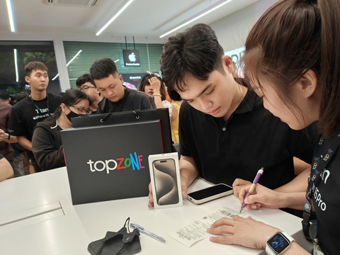 Một trong những bạn trẻ đầu tiên sở hữu iPhone 15 tại hệ thống TopZone - Ảnh: ĐỨC THIỆN Một trong những bạn trẻ đầu tiên sở hữu iPhone 15 tại hệ thống TopZone - Ảnh: ĐỨC THIỆN