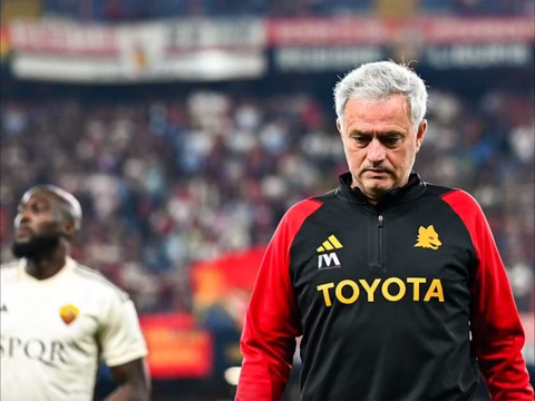 Điểm tin thể thao sáng 29-9: Đoàn quân của Jose Mourinho thua đậm - Ảnh 1. Jose Mourinho bất lực trước thất bại của AS Roma - Ảnh: 1FOOTBALL