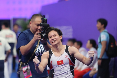 "Bố ơi, con làm được rồi!" - Ảnh 2. VĐV Nguyễn Văn Khánh Phong tỏa sáng ở môn thể dục dụng cụ - Ảnh: HUY ĐĂNG