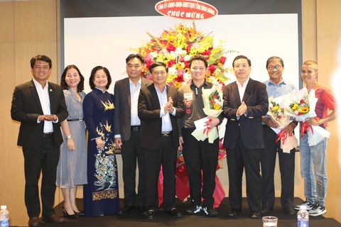 Vinh danh Bao Phương Vinh, Trần Quyết Chiến sau giải thế giới - Ảnh 1. Bao Phương Vinh (thứ 4 từ phải sang) và Trần Quyết Chiến (bìa phải) được vinh danh - Ảnh: T.P.