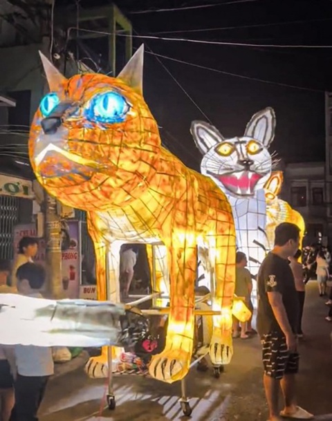 Linh vật độc lạ xuống phố đón Trung thu, 'trùm cuối' mãi đỉnh! - Ảnh 7. Ủa, rồi chơi Trung thu hay chơi Halloween đây?