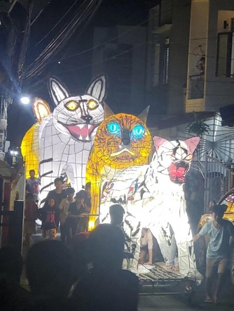 Linh vật độc lạ xuống phố đón Trung thu, 'trùm cuối' mãi đỉnh! - Ảnh 8. Sợ nha mấy bà!!!