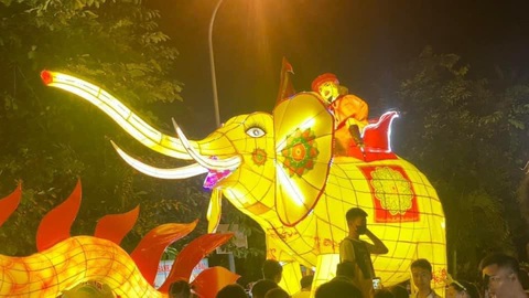 Linh vật độc lạ xuống phố đón Trung thu, 'trùm cuối' mãi đỉnh! - Ảnh 4. Ngoài ra, các loại đèn lồng Trung thu "siêu to khổng lồ" theo hình mẫu các nhân vật cũng được đầu tư.