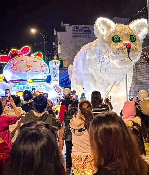 Linh vật độc lạ xuống phố đón Trung thu, 'trùm cuối' mãi đỉnh! - Ảnh 3. Một số linh vật hướng đến sự hài hước, vui tươi.