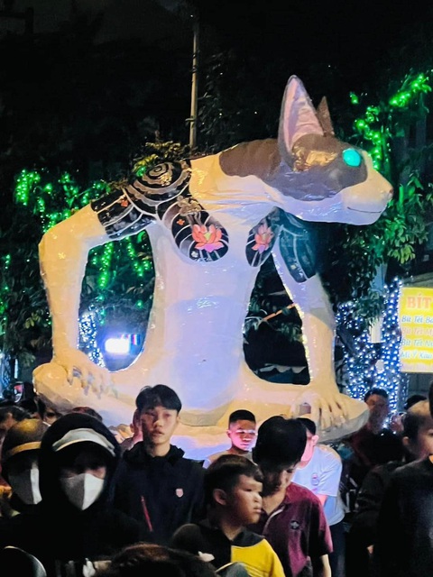 Linh vật độc lạ xuống phố đón Trung thu, 'trùm cuối' mãi đỉnh! - Ảnh 1. Linh vật mèo ở nhiều địa phương trở thành điểm nhấn thu hút sự chú ý của dân tình.