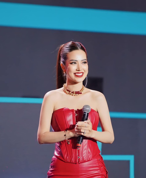 Ứng viên đắt giá Én vàng 2023 lý giải ăn mặc gợi cảm khi làm MC - Ảnh 1. MC Thu Hà gây chú ý với khả năng dẫn chuyện, vóc dáng gợi cảm và gương mặt xinh xắn