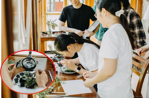 Hoa hậu Ngọc Hân hào hứng khám phá Đà Lạt qua lăng kính hội họa - Ảnh 2. Ngọc Hân được họa sĩ Phan Thị Thanh Nhã chia sẻ các kiến thức về thảm thực vật