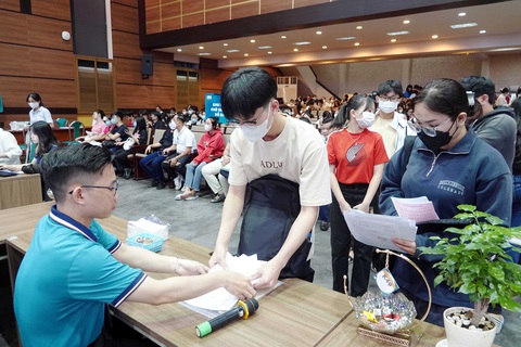 Tân sinh viên làm thủ tục nhập học tại một trường đại học ở TP.HCM - Ảnh: NHƯ HÙNG Tân sinh viên làm thủ tục nhập học tại một trường đại học ở TP.HCM - Ảnh: NHƯ HÙNG