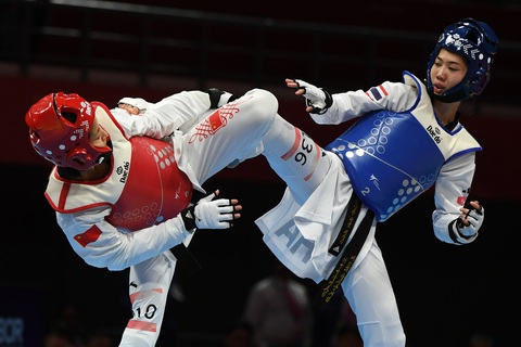 Thái Lan đang bỏ xa Việt Nam tại Asiad 19 - Ảnh 3. Võ sĩ Panipak Wongpattanakit (phải) của Thái Lan rất mạnh ở hạng cân 49kg nữ - Ảnh: HANGZHOU2022