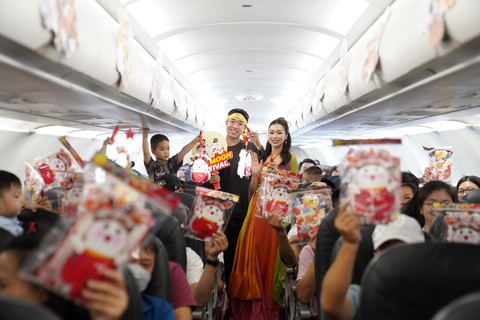Vietjet mang không khí Tết Trung thu đến với các bạn nhỏ - Ảnh 2. Chú Cuội, chị Hằng cùng lồng đèn Amy lung linh gửi tặng hàng khách, các bạn nhỏ