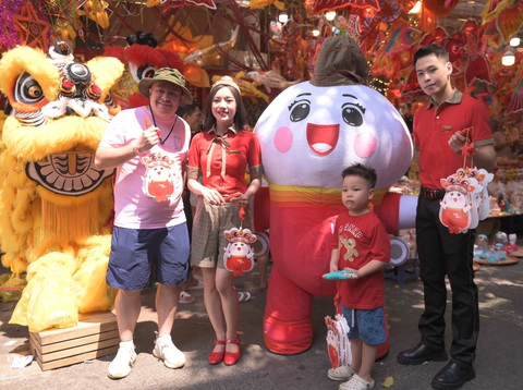 Vietjet mang không khí Tết Trung thu đến với các bạn nhỏ - Ảnh 3. Lồng đèn Amy từ phố Hàng Mã, Hà Nội