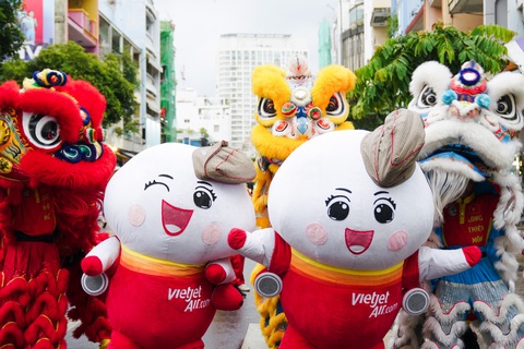 Vietjet mang không khí Tết Trung thu đến với các bạn nhỏ - Ảnh 4. Đến phố lồng đèn Lương Nhữ Học (TP.HCM)
