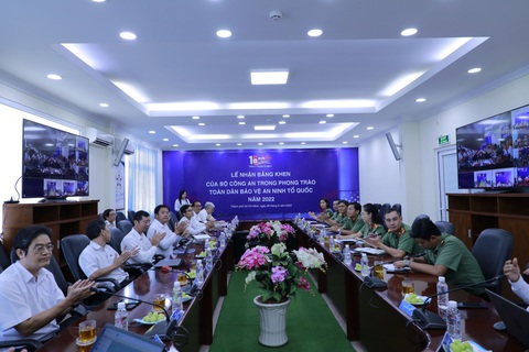 Công ty Truyền tải điện 4 nhận Bằng khen của Bộ Công an - Ảnh 1. Toàn cảnh buổi lễ có kết nối truyền hình đến 6 điểm cầu