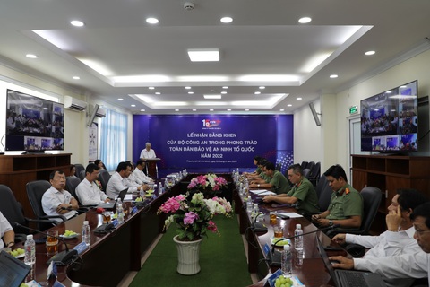 Công ty Truyền tải điện 4 nhận Bằng khen của Bộ Công an - Ảnh 2. Ông Nguyễn Văn Hóa - phó bí thư Đảng ủy, phó giám đốc PTC4 - phát biểu tại buổi lễ