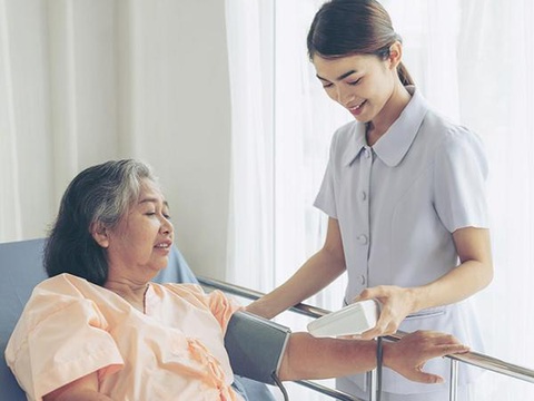 Điều dưỡng viên làm công việc gì? Những kỹ năng cần trang bị - Ảnh 5. Luôn bình tĩnh, kiên nhẫn và lắng nghe bệnh nhân - Ảnh: Internet.