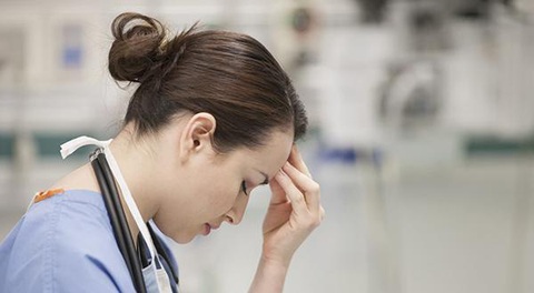 Điều dưỡng viên làm công việc gì? Những kỹ năng cần trang bị - Ảnh 6. Những áp lực trong nghề điều dưỡng - Ảnh: Internet.