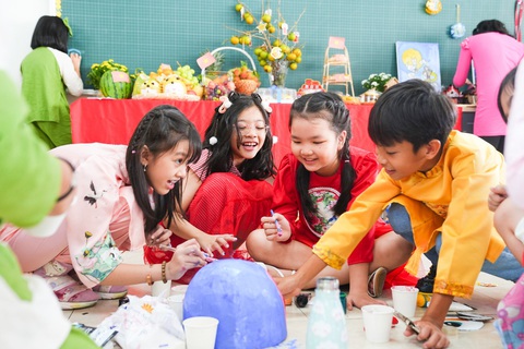 Trung thu đặc biệt của Ivan Sukovienko: Học cách bày mâm cỗ, trang trí lồng đèn tại trường - Ảnh 3. Những giây phút được cùng nhau làm việc nhóm và lưu giữ kỉ niệm tuổi thơ tại hoạt động trang trí đầu lân