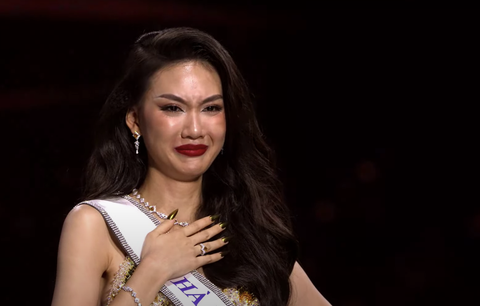 Bùi Quỳnh Hoa đăng quang Miss Universe Vietnam 2023 - Ảnh 1. Quỳnh Hoa bật khóc khi được gọi tên ở ngôi vị cao nhất.