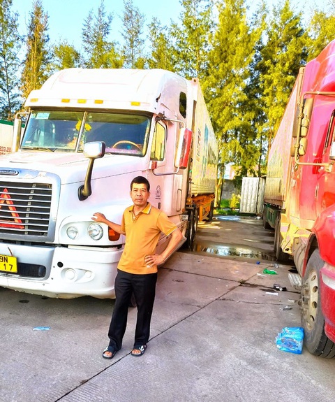 Nỗi niềm đời tài xế container đường dài - Kỳ 1: Ôm lái chiếc "công Mỹ siêu khủng" - Ảnh 1. Tác giả bên những chiếc xe container chở hàng đường dài - Ảnh: T.N.H.