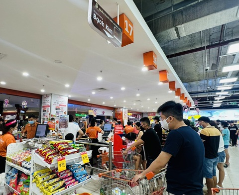 Nhiều ưu đãi dành cho thẻ thành viên Co.opmart và Co.opXtra - Ảnh 2. Khách hàng hạng bạch kim Co.opmart và Co.opXtra được nhiều ưu đãi, bao gồm lối ưu tiên thanh toán, giữ xe miễn phí và nhiều quyền lợi hấp dẫn khác - Ảnh: MỘC MIÊN
