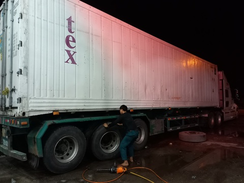 Nỗi niềm đời tài xế container đường dài - Kỳ 1: Ôm lái chiếc "công Mỹ siêu khủng" - Ảnh 2. Thay lốp xe giữa đêm trên quốc lộ 1 - Ảnh: TRƯƠNG NHẤT VƯƠNG