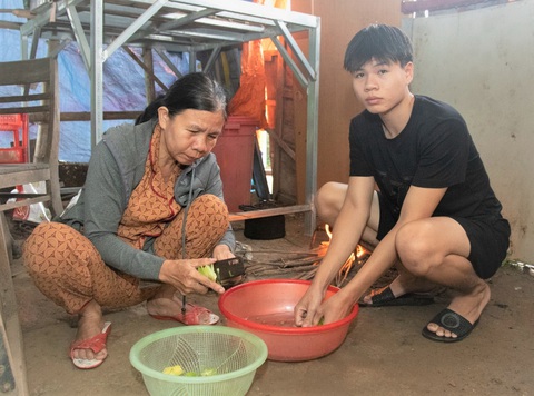 Phải học để thoát kiếp ở nhờ, làm thuê - Ảnh 1. Trần Thế Quân phụ mẹ chuẩn bị cơm tối trong căn nhà hai mẹ con đang được người quen cho ở nhờ - Ảnh: HOÀNG TÁO