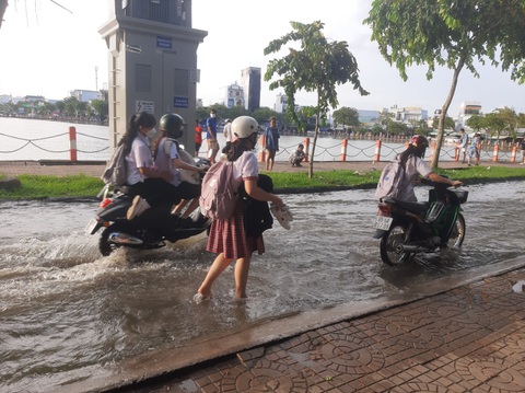 Cảnh báo triều cường tại Cần Thơ có thể vượt báo động 3 - Ảnh 1. Triều cường dâng cao ở khu vực hồ Xáng Thổi (quận Ninh Kiều) vào giờ tan tầm gây khó khăn cho người dân - Ảnh: T.LŨY