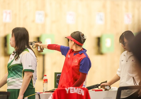 Asiad 19: Xạ thủ Trịnh Thu Vinh vào chung kết 10m súng hơi - Ảnh 2. Xạ thủ Trịnh Thu Vinh (áo đỏ) giành quyền vào chung kết 10m súng ngắn hơi nữ - Ảnh: QUÝ LƯỢNG