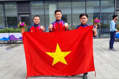 "Bố ơi, con làm được rồi!" - Ảnh 1. Phạm Quang Huy cùng đồng đội ở nội dung 10m súng ngắn hơi nam - Ảnh: HUY ĐĂNG