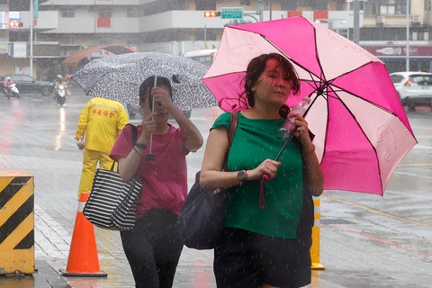 Bão Haikui gây mưa rào rải rác ở Đài Bắc, Đài Loan ngày 3-9 - Ảnh: REUTERS Bão Haikui gây mưa rào rải rác ở Đài Bắc (Đài Loan) ngày 3-9 - Ảnh: REUTERS