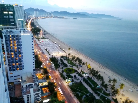 Khánh Hòa không chọn phương án đề xuất tách TP Nha Trang thành 2 quận - Ảnh 1. Bãi biển và đường Trần Phú, TP Nha Trang (Khánh Hòa) khi thành phố lên đèn - Ảnh: PHAN SÔNG NGÂN