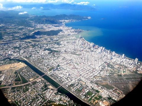 Khánh Hòa không chọn phương án đề xuất tách TP Nha Trang thành 2 quận - Ảnh 2. Toàn cảnh TP Nha Trang (Khánh Hòa) hiện nay ở hai bên bờ sông Cái - Ảnh: PHAN SÔNG NGÂN