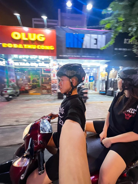 Ảnh vui 3-9: Đi chơi lễ nhưng vẫn giận người yêu như thường - Ảnh 1. Giận người yêu mà cả nước cùng biết.
